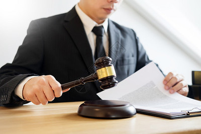 法官在律師服務臺上敲錘