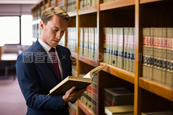法律圖書館里英俊的律師