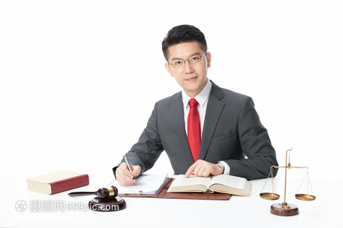 青年男性律師辦公